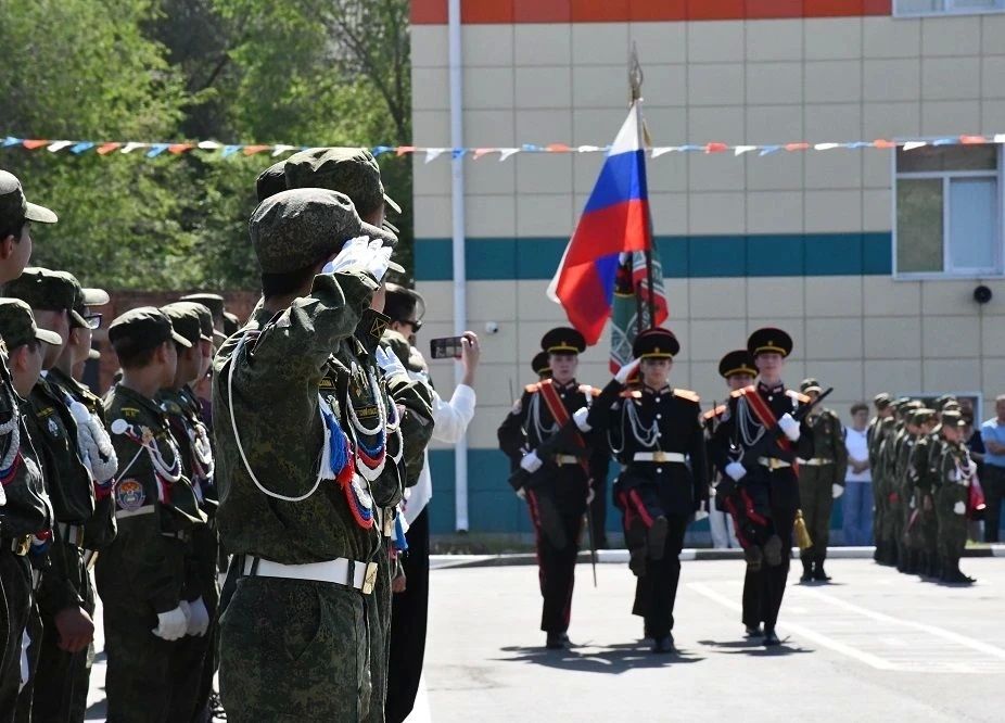 Выпускников, педагогов и родителей с последним звонком сегодня поздравили члены команды регионального Правительства Выпускников, педагогов и родителей с последним звонком сегодня поздравили члены команды регионального Правительства