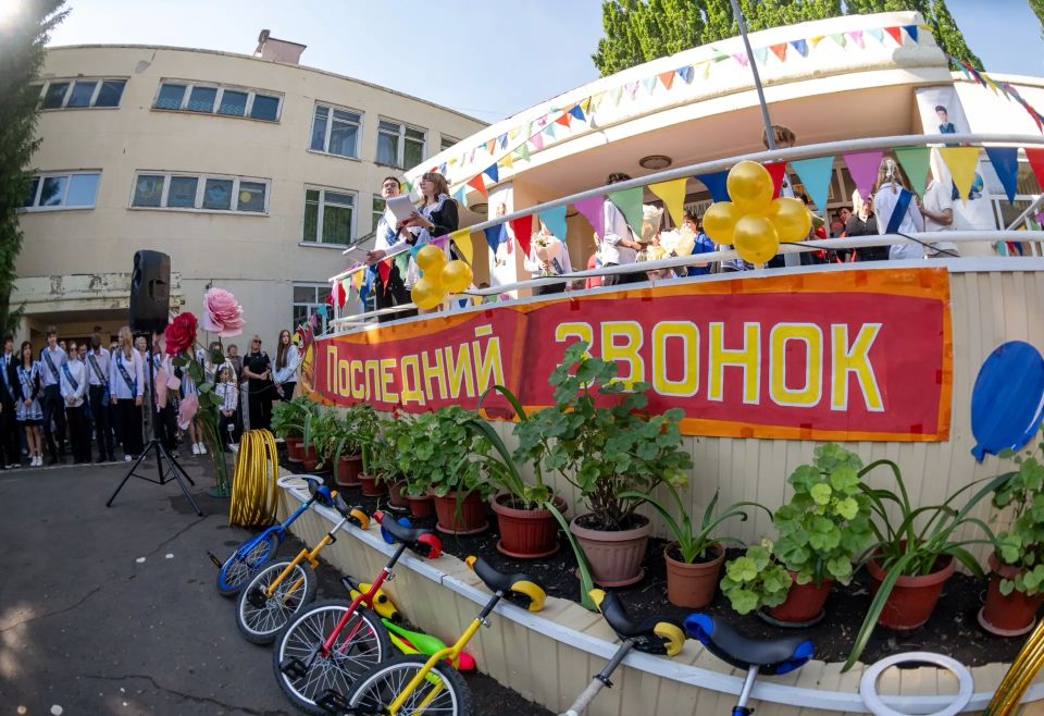Сегодня в школах отзвенел последний звонок Сегодня в школах отзвенел последний звонок