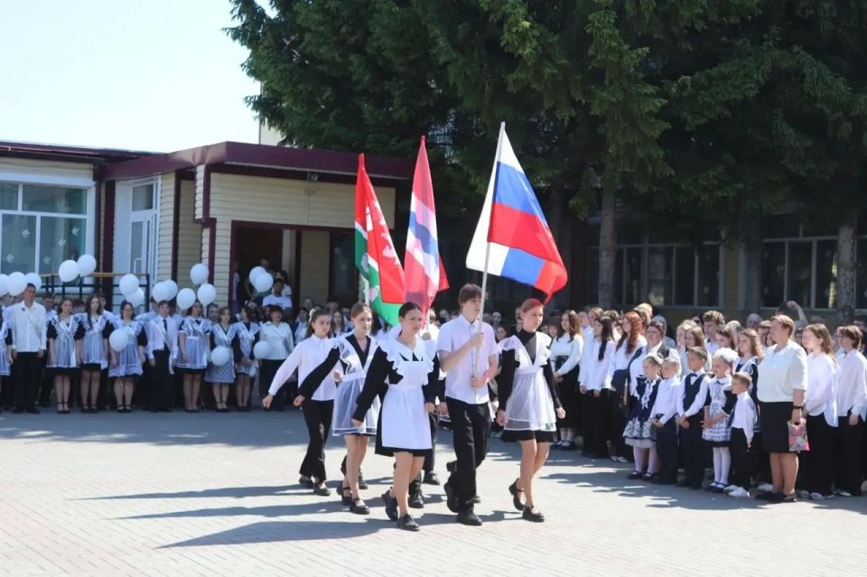 Торжественные линейки по случаю последнего звонка прошли сегодня по всему региону — как в городе, так и в районах области Торжественные линейки по случаю последнего звонка прошли сегодня по всему региону — как в городе, так и в районах области