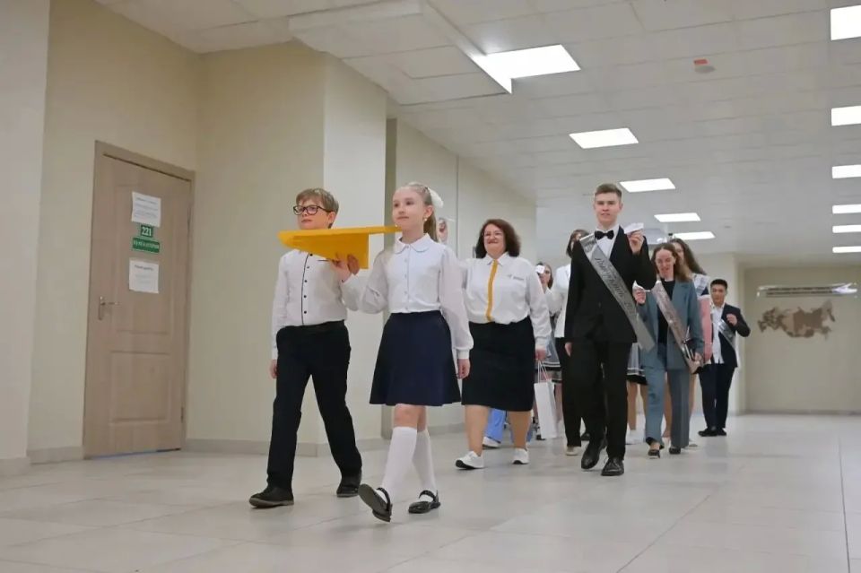 Выпускников, педагогов и родителей с последним звонком сегодня поздравили члены команды регионального Правительства Выпускников, педагогов и родителей с последним звонком сегодня поздравили члены команды регионального Правительства