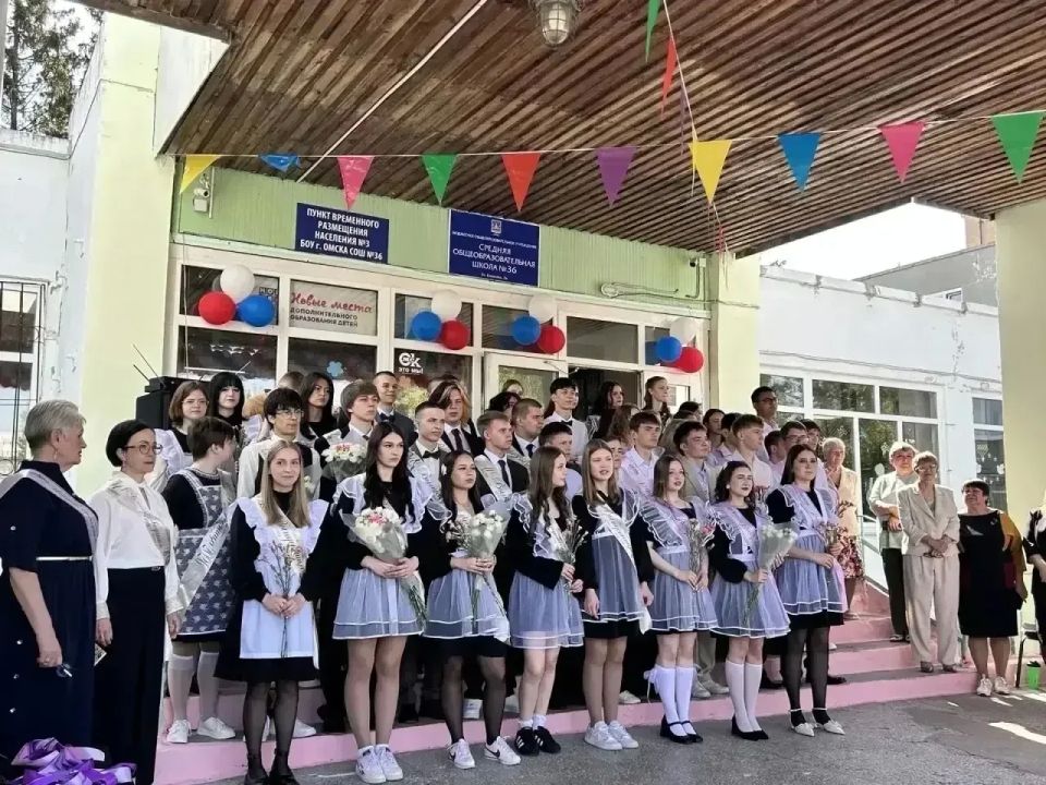 Для омских выпускников сегодня прозвучал последний звонок Для омских выпускников сегодня прозвучал последний звонок