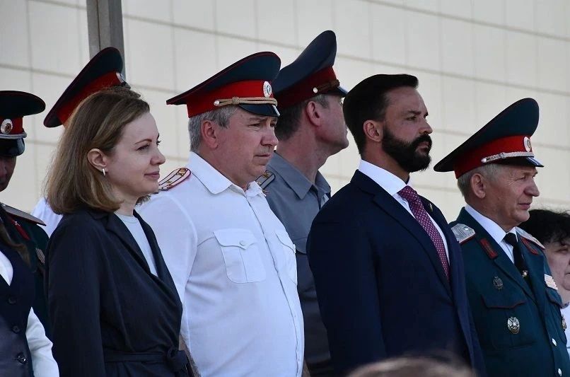 Выпускников, педагогов и родителей с последним звонком сегодня поздравили члены команды регионального Правительства Выпускников, педагогов и родителей с последним звонком сегодня поздравили члены команды регионального Правительства