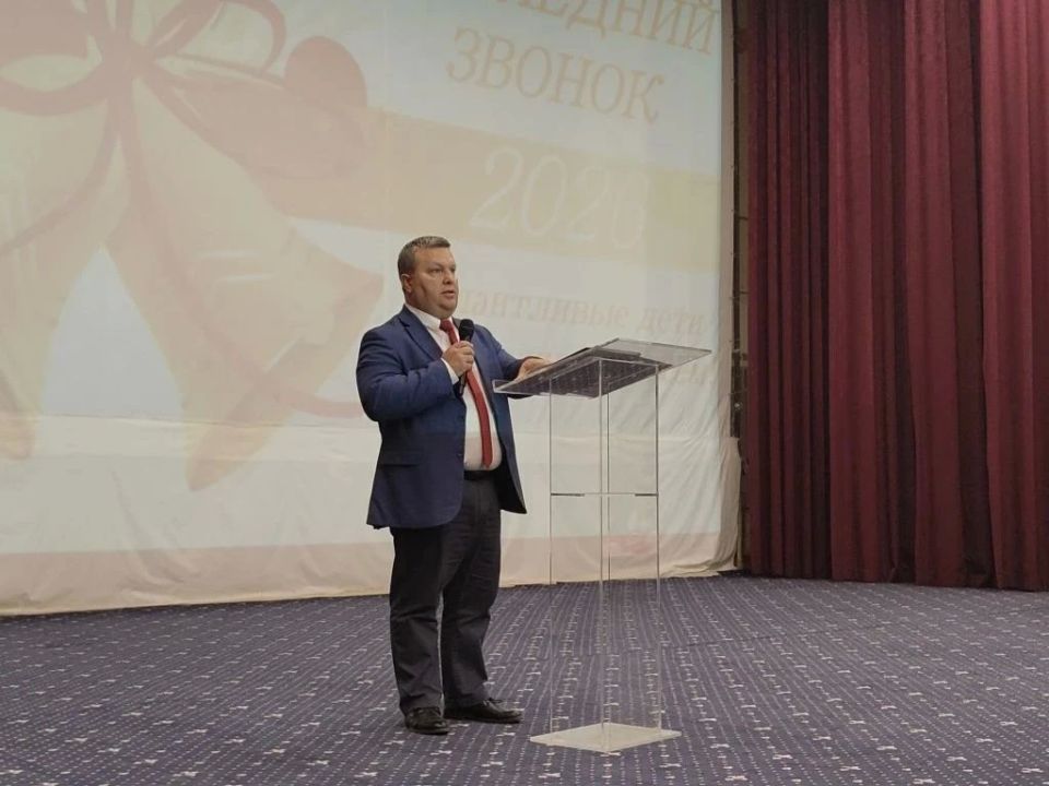 Замминистра науки, высшего образования и научно-технологического развития Омской области Денис Реченко от имени Губернатора Виталия Хоценко поздравил выпускников гимназии №140 с последним звонком Замминистра науки, высшего образования и научно-технологического развития Омской области Денис Реченко от имени Губернатора Виталия Хоценко поздравил выпускников гимназии №140 с последним звонком