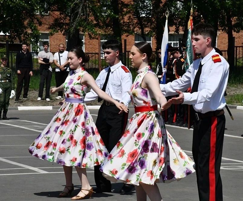 Выпускников, педагогов и родителей с последним звонком сегодня поздравили члены команды регионального Правительства Выпускников, педагогов и родителей с последним звонком сегодня поздравили члены команды регионального Правительства