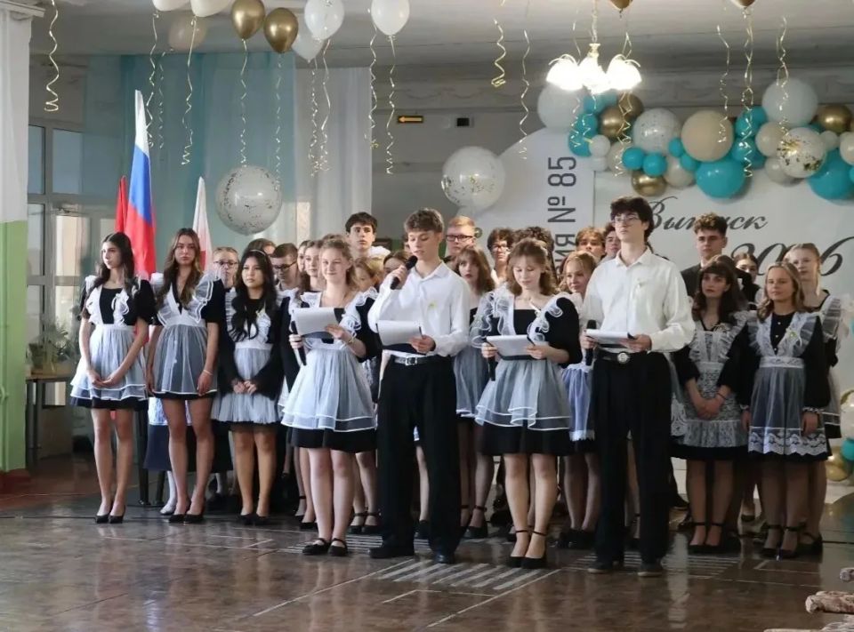 Выпускников, педагогов и родителей с последним звонком сегодня поздравили члены команды регионального Правительства Выпускников, педагогов и родителей с последним звонком сегодня поздравили члены команды регионального Правительства