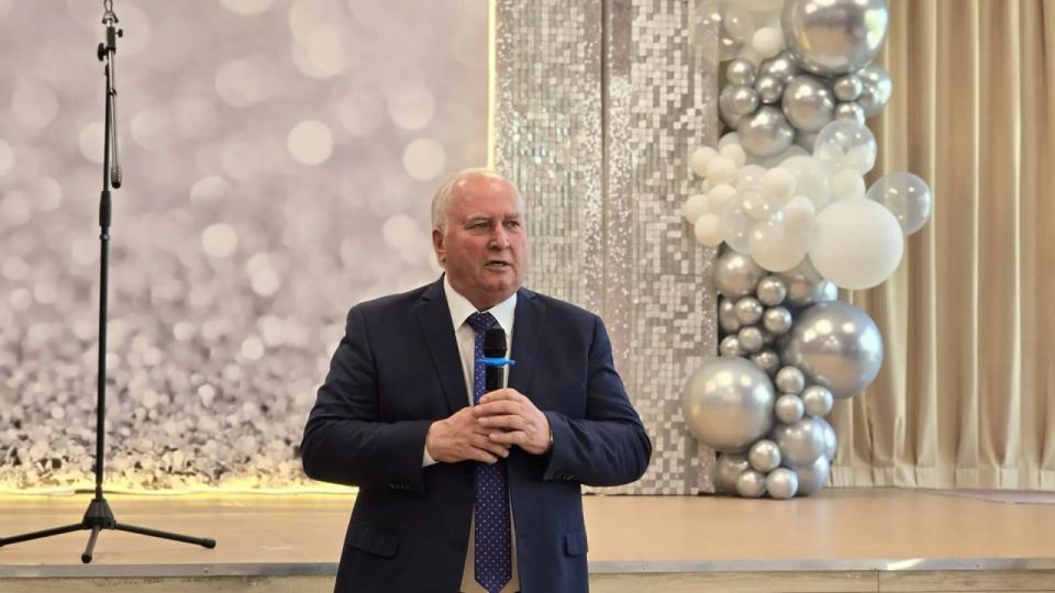 Председатель Законодательного собрания Омской области Александр Артемов совместно с депутатом Омского городского Совета Андреем Бондаренко и депутатом Законодательного собрания Омской области от «Единой России» Владимиром... Председатель Законодательного собрания Омской области Александр Артемов совместно с депутатом Омского городского Совета Андреем Бондаренко и депутатом Законодательного собрания Омской области от «Единой России» Владимиром...
