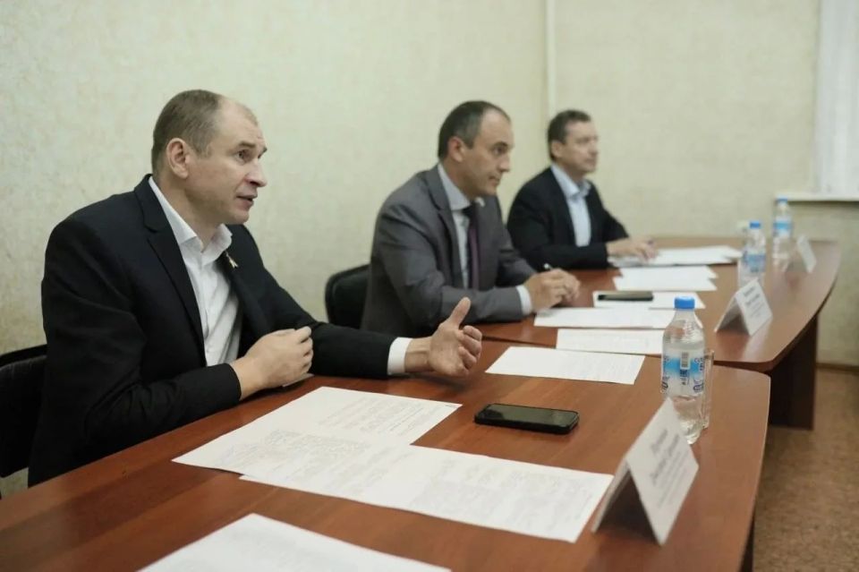 В Центральном округе Омска встретились с жителями сенатор, депутат и глава округа В Центральном округе Омска встретились с жителями сенатор, депутат и глава округа