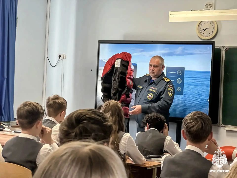 Вода без опасности: школьники Омской области учатся правилам безопасности у сотрудников МЧС России Вода без опасности: школьники Омской области учатся правилам безопасности у сотрудников МЧС России