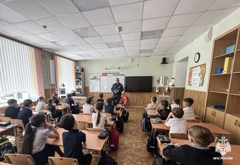 Вода без опасности: школьники Омской области учатся правилам безопасности у сотрудников МЧС России Вода без опасности: школьники Омской области учатся правилам безопасности у сотрудников МЧС России