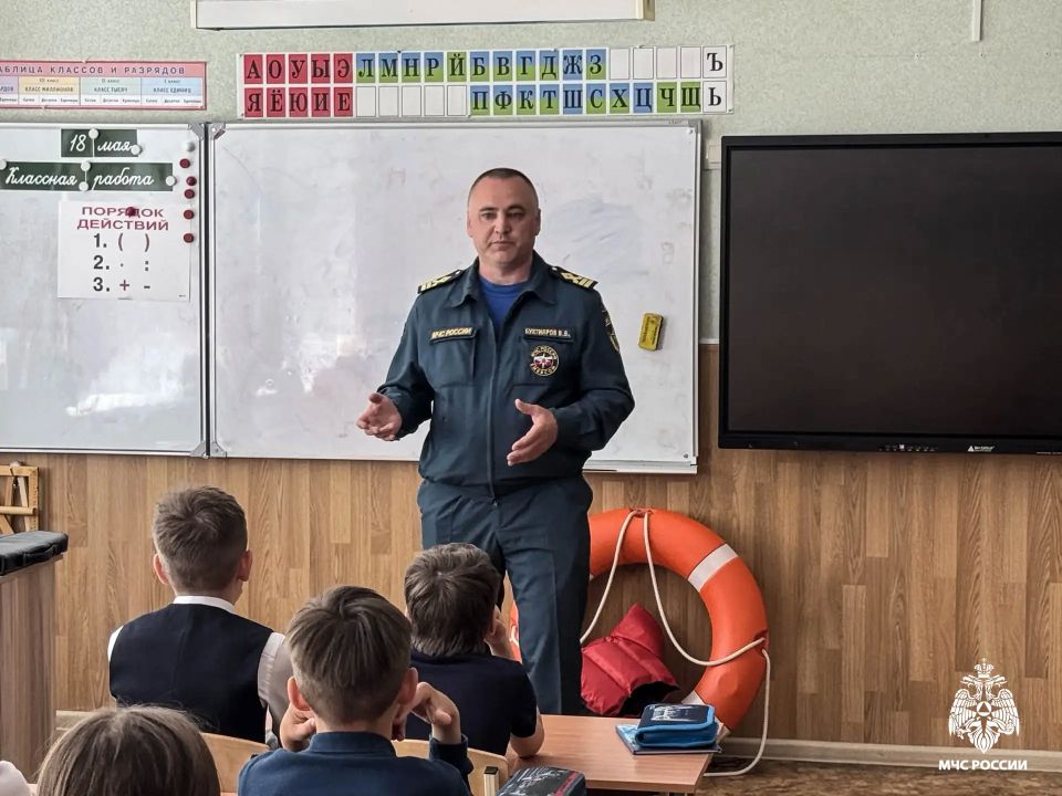 Вода без опасности: школьники Омской области учатся правилам безопасности у сотрудников МЧС России Вода без опасности: школьники Омской области учатся правилам безопасности у сотрудников МЧС России