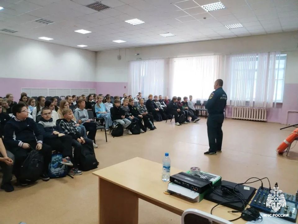 Вода без опасности: школьники Омской области учатся правилам безопасности у сотрудников МЧС России Вода без опасности: школьники Омской области учатся правилам безопасности у сотрудников МЧС России