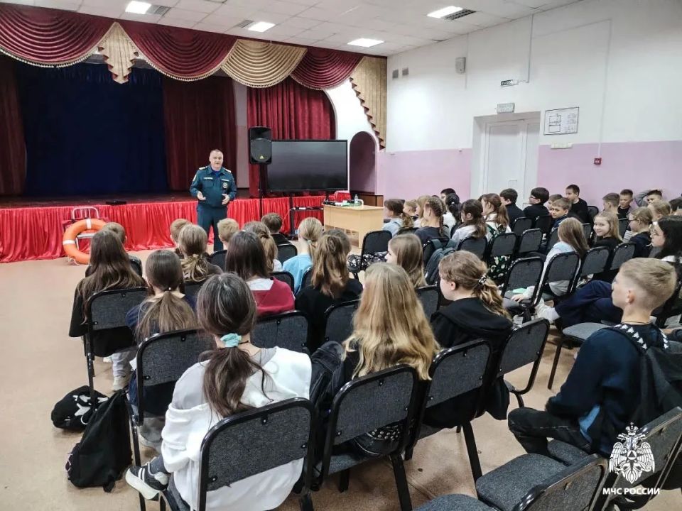 Вода без опасности: школьники Омской области учатся правилам безопасности у сотрудников МЧС России Вода без опасности: школьники Омской области учатся правилам безопасности у сотрудников МЧС России