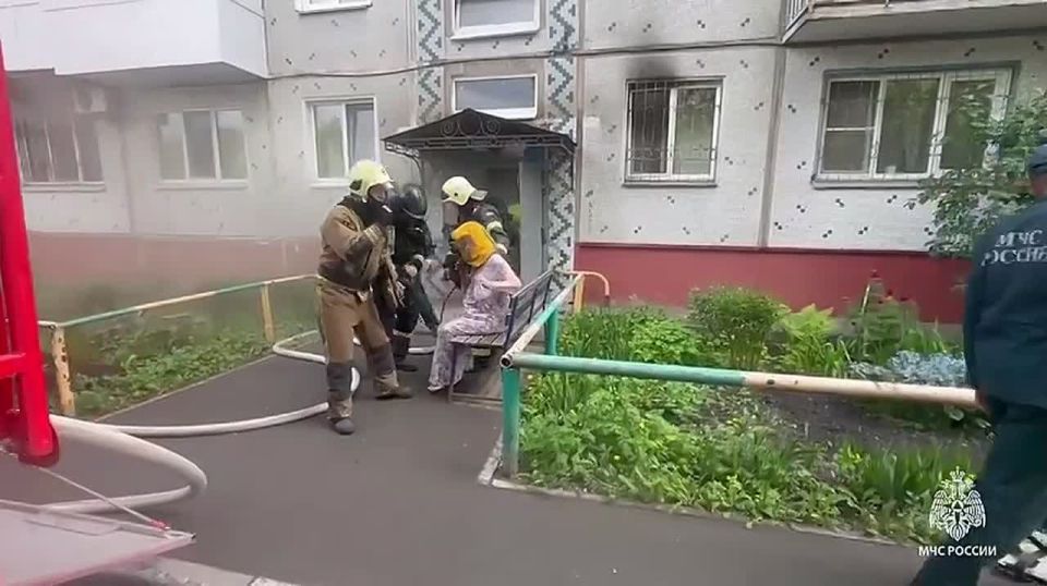 Омские пожарные спасли 15 человек из задымлённого дома