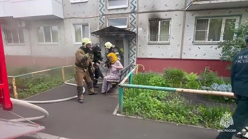 #пожарызасутки. 28 мая в 15:28 В Омске на Фугенфирова пожарные спасли 15 человек