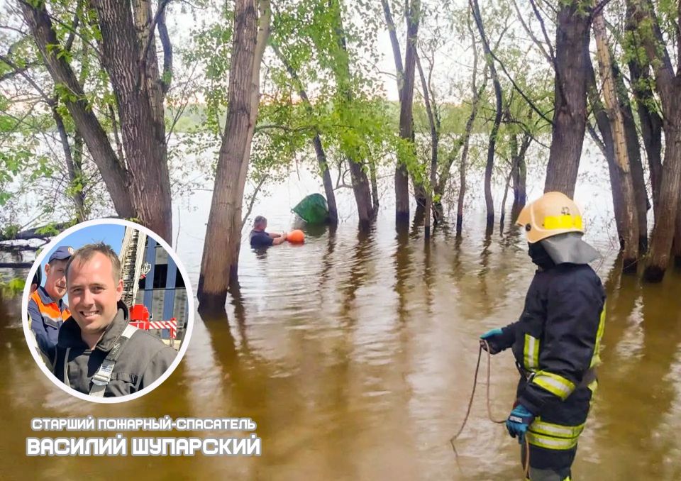 Омские пожарные спасли трех взрослых и одного подростка из воды