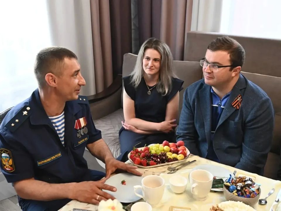 Виталий Хоценко: В Павлоградке навестили семью нашего ветерана СВО Игоря Николаевича Радченко, который на фронте выполнял важнейшую задачу - служил медиком в штурмовой роте
