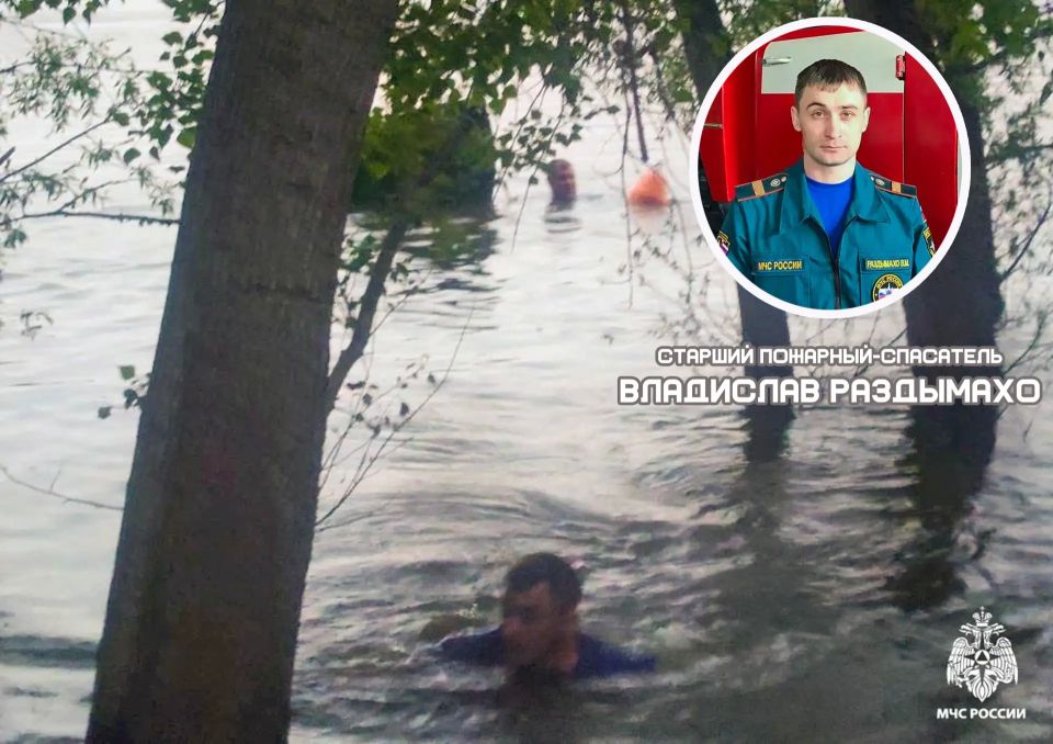 Омские пожарные спасли трех взрослых и одного подростка из воды Омские пожарные спасли трех взрослых и одного подростка из воды