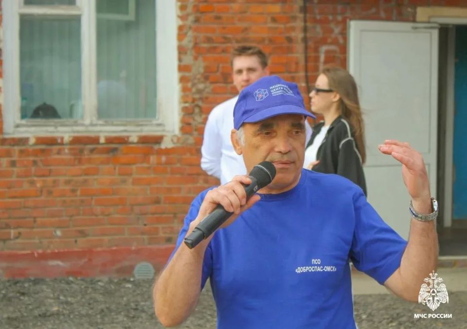 Помимо зрелищных демонстраций, ребят ждали и другие радости: перед ними с заводными танцами выступил аниматор в костюме белого медведя Помимо зрелищных демонстраций, ребят ждали и другие радости: перед ними с заводными танцами выступил аниматор в костюме белого медведя