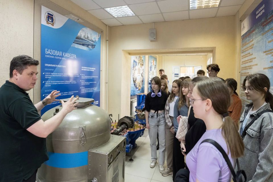 «Газпром нефть» показала школьникам будущее рабочих профессий «Газпром нефть» показала школьникам будущее рабочих профессий