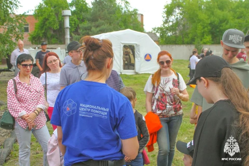 Помимо зрелищных демонстраций, ребят ждали и другие радости: перед ними с заводными танцами выступил аниматор в костюме белого медведя Помимо зрелищных демонстраций, ребят ждали и другие радости: перед ними с заводными танцами выступил аниматор в костюме белого медведя