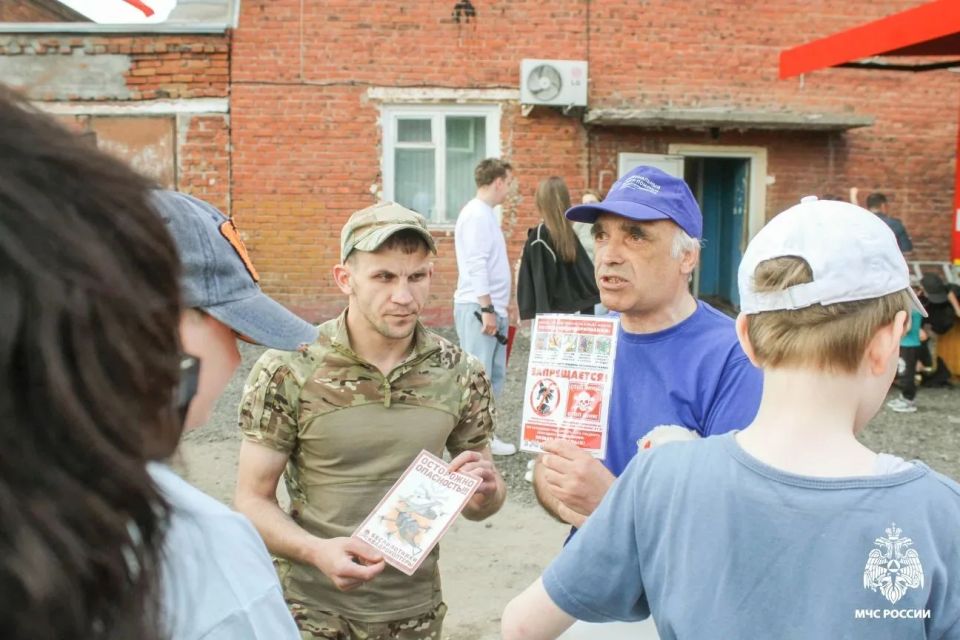 Помимо зрелищных демонстраций, ребят ждали и другие радости: перед ними с заводными танцами выступил аниматор в костюме белого медведя Помимо зрелищных демонстраций, ребят ждали и другие радости: перед ними с заводными танцами выступил аниматор в костюме белого медведя