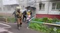 В Омске пожарные спасли 15 человек из задымленного дома