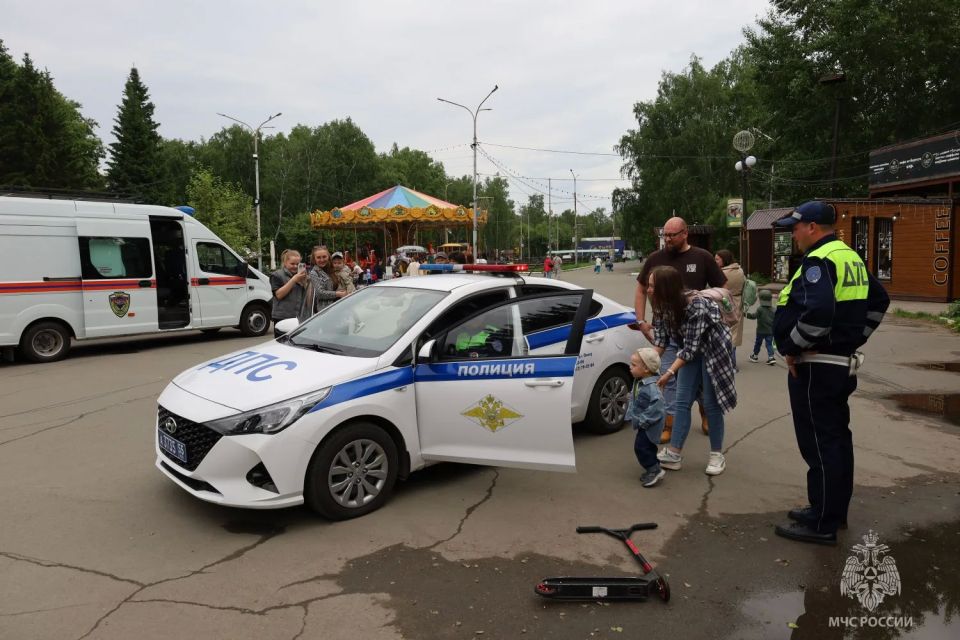 Вместе за безопасность детей: сотрудники МЧС России приняли участие в выставке поисково-спасательных отрядов, приуроченной к Международному дню пропавших детей Вместе за безопасность детей: сотрудники МЧС России приняли участие в выставке поисково-спасательных отрядов, приуроченной к Международному дню пропавших детей