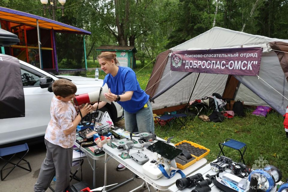 Вместе за безопасность детей: сотрудники МЧС России приняли участие в выставке поисково-спасательных отрядов, приуроченной к Международному дню пропавших детей Вместе за безопасность детей: сотрудники МЧС России приняли участие в выставке поисково-спасательных отрядов, приуроченной к Международному дню пропавших детей