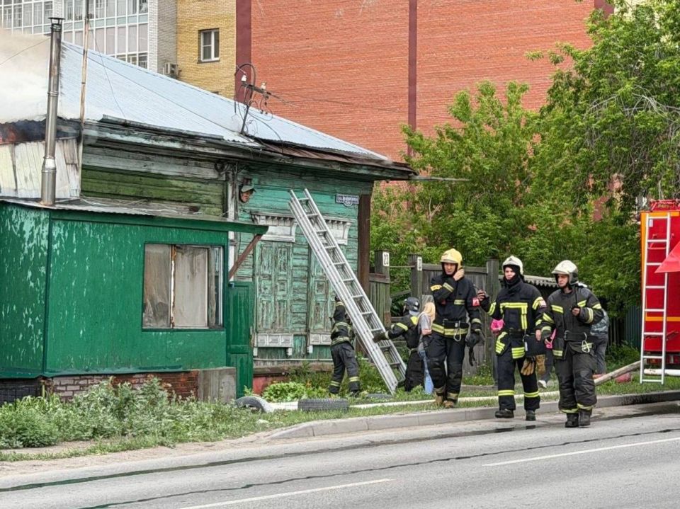 В центре Омска горит частный дом В центре Омска горит частный дом