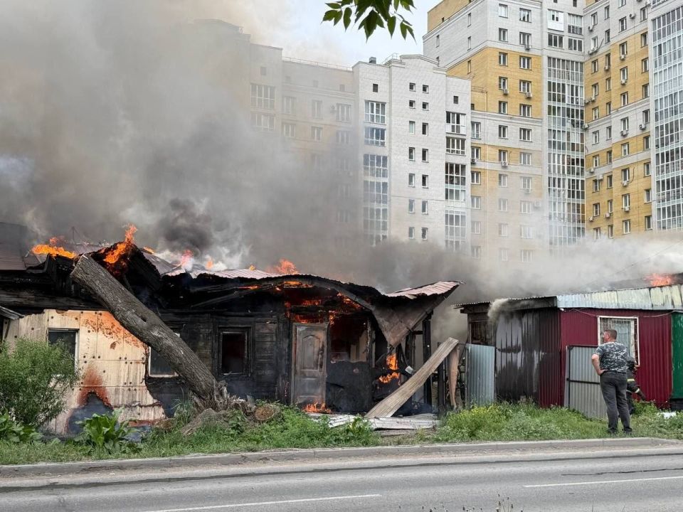 В центре Омска горит частный дом В центре Омска горит частный дом
