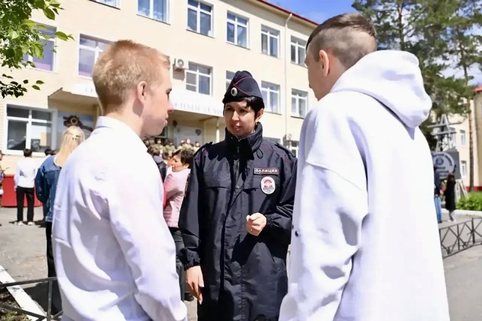 Сегодня особенный день. Поздравляем с Днём образования подразделений по делам несовершеннолетних и центров временного содержания для несовершеннолетних правонарушителей в системе органов внутренних дел! Высокий... Сегодня особенный день. Поздравляем с Днём образования подразделений по делам несовершеннолетних и центров временного содержания для несовершеннолетних правонарушителей в системе органов внутренних дел! Высокий...
