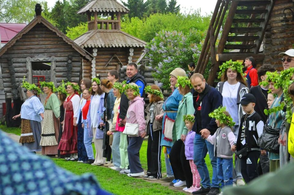 В Большереченском музее-заповеднике «Старина Сибирская» встретили Троицу плетением березовых венков В Большереченском музее-заповеднике «Старина Сибирская» встретили Троицу плетением березовых венков