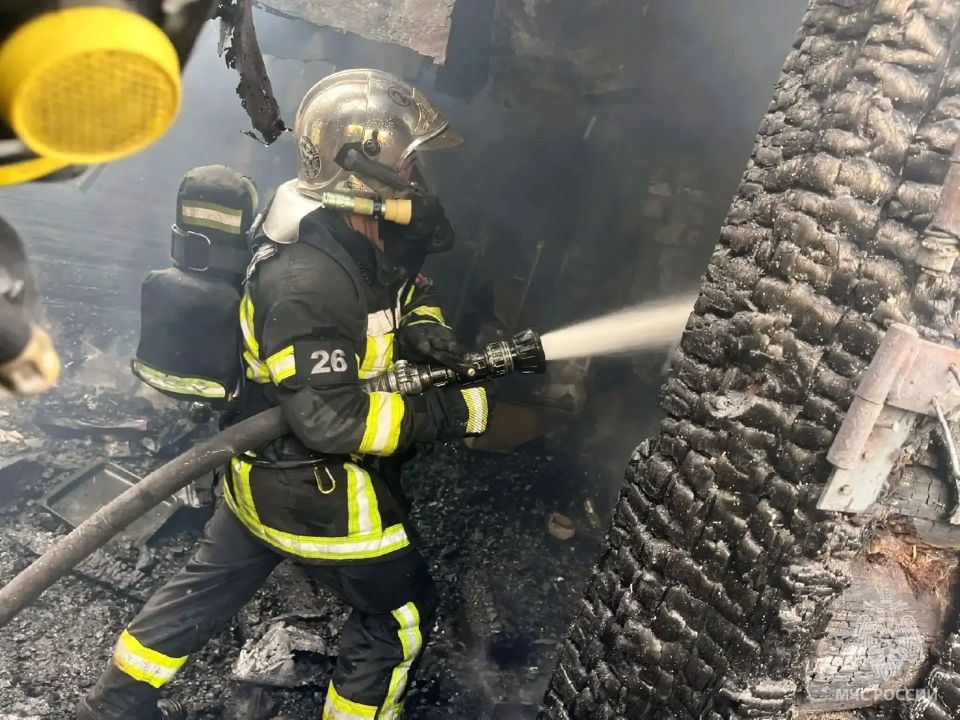 #пожарызасутки. Кадры тушения пожара на улице Вавилова 31 мая в 09:41 В Омске на Вавилова горел трехквартирный дом #пожарызасутки. Кадры тушения пожара на улице Вавилова 31 мая в 09:41 В Омске на Вавилова горел трехквартирный дом