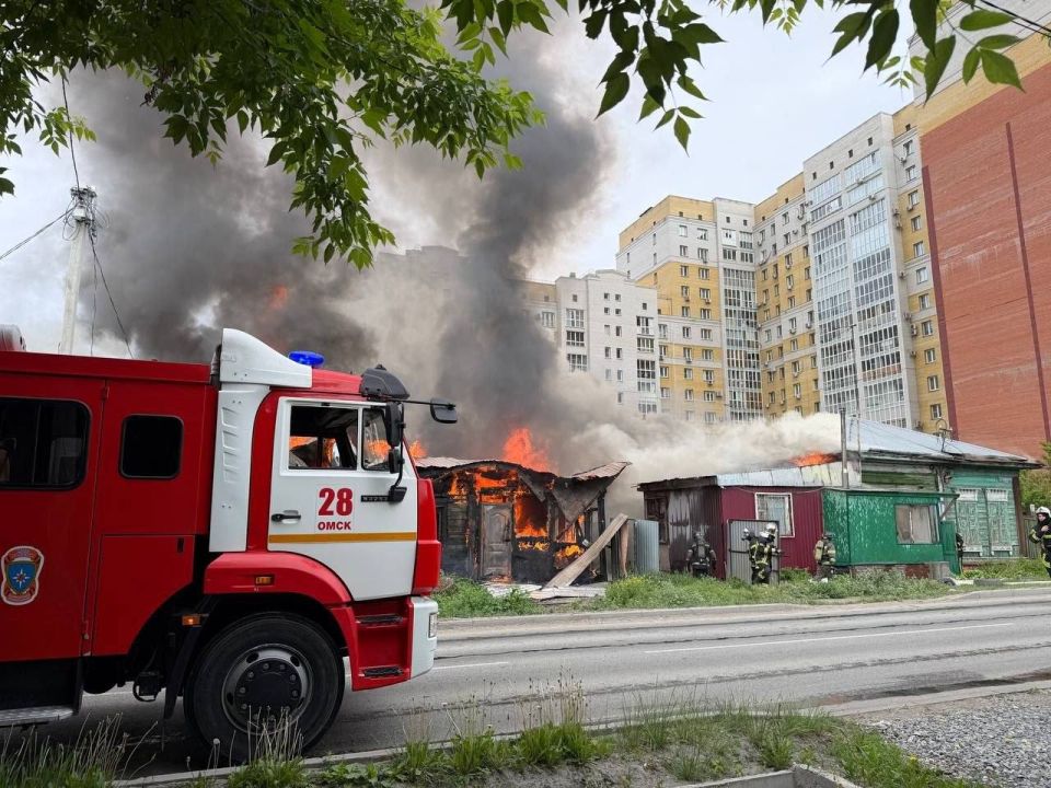 В центре Омска горит частный дом В центре Омска горит частный дом