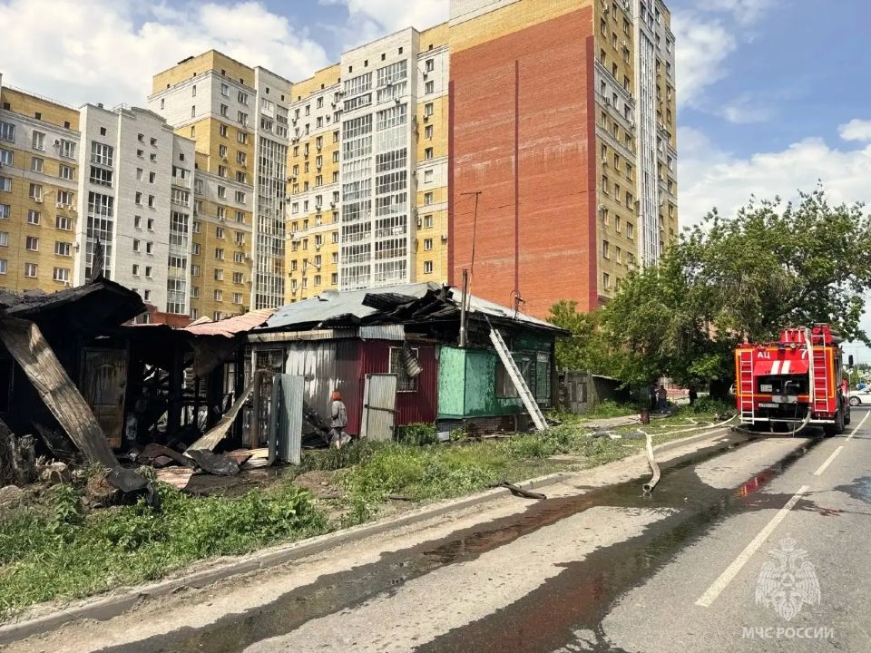 #пожарызасутки. Кадры тушения пожара на улице Вавилова 31 мая в 09:41 В Омске на Вавилова горел трехквартирный дом #пожарызасутки. Кадры тушения пожара на улице Вавилова 31 мая в 09:41 В Омске на Вавилова горел трехквартирный дом