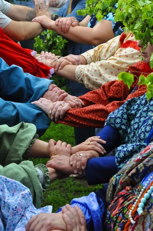 В Большереченском музее-заповеднике «Старина Сибирская» встретили Троицу плетением березовых венков В Большереченском музее-заповеднике «Старина Сибирская» встретили Троицу плетением березовых венков