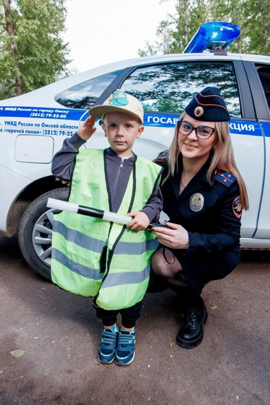 День защиты детей в сквере имени воина-интернационалиста Бориса Суворова на улице 21-й Амурской запомнился не только веселым концертом и конкурсами: всеобщее внимание привлек появившийся на площадке патрульный автомобиль... День защиты детей в сквере имени воина-интернационалиста Бориса Суворова на улице 21-й Амурской запомнился не только веселым концертом и конкурсами: всеобщее внимание привлек появившийся на площадке патрульный автомобиль...