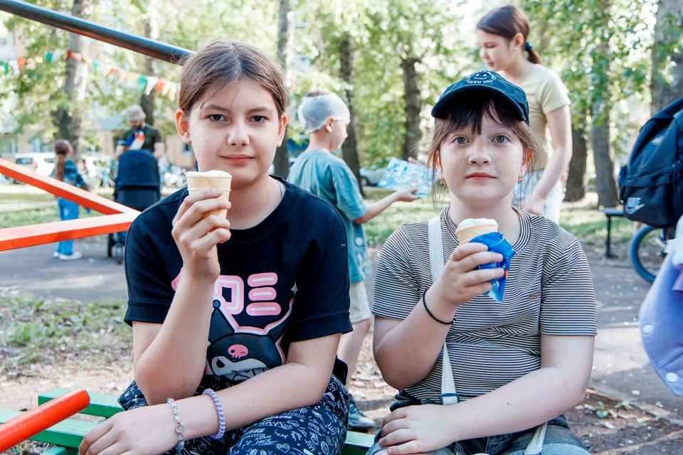 День защиты детей в сквере имени воина-интернационалиста Бориса Суворова на улице 21-й Амурской запомнился не только веселым концертом и конкурсами: всеобщее внимание привлек появившийся на площадке патрульный автомобиль... День защиты детей в сквере имени воина-интернационалиста Бориса Суворова на улице 21-й Амурской запомнился не только веселым концертом и конкурсами: всеобщее внимание привлек появившийся на площадке патрульный автомобиль...