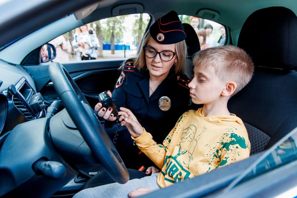 День защиты детей в сквере имени воина-интернационалиста Бориса Суворова на улице 21-й Амурской запомнился не только веселым концертом и конкурсами: всеобщее внимание привлек появившийся на площадке патрульный автомобиль... День защиты детей в сквере имени воина-интернационалиста Бориса Суворова на улице 21-й Амурской запомнился не только веселым концертом и конкурсами: всеобщее внимание привлек появившийся на площадке патрульный автомобиль...