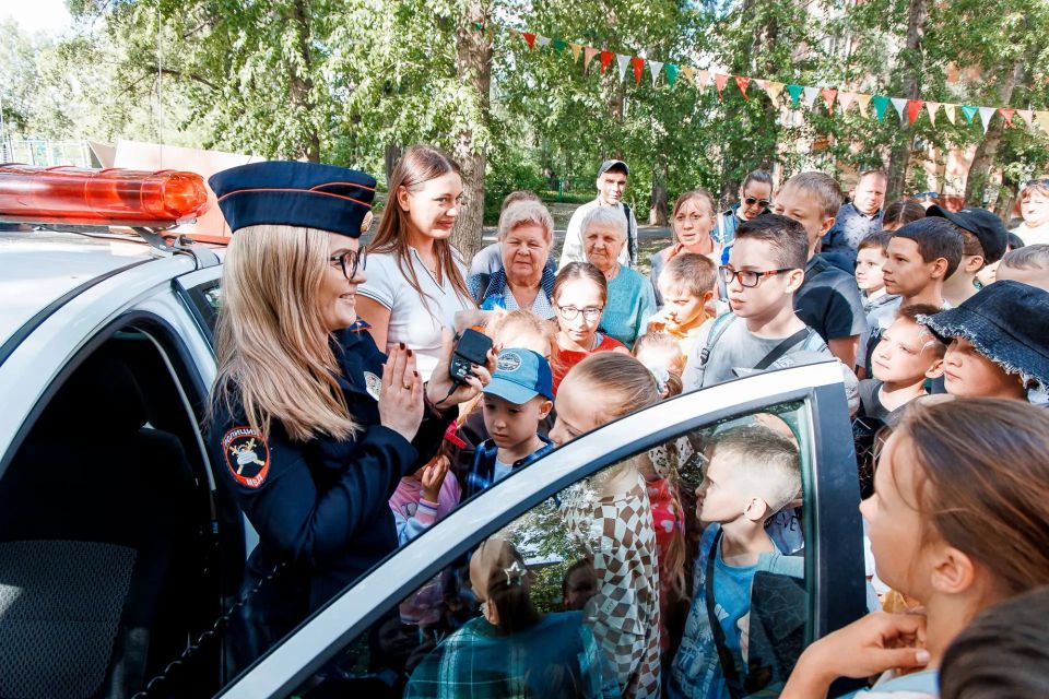 День защиты детей в сквере имени воина-интернационалиста Бориса Суворова на улице 21-й Амурской запомнился не только веселым концертом и конкурсами: всеобщее внимание привлек появившийся на площадке патрульный автомобиль... День защиты детей в сквере имени воина-интернационалиста Бориса Суворова на улице 21-й Амурской запомнился не только веселым концертом и конкурсами: всеобщее внимание привлек появившийся на площадке патрульный автомобиль...