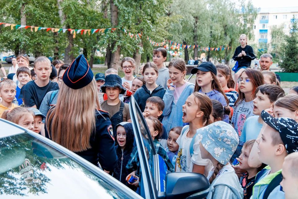 День защиты детей в сквере имени воина-интернационалиста Бориса Суворова на улице 21-й Амурской запомнился не только веселым концертом и конкурсами: всеобщее внимание привлек появившийся на площадке патрульный автомобиль...