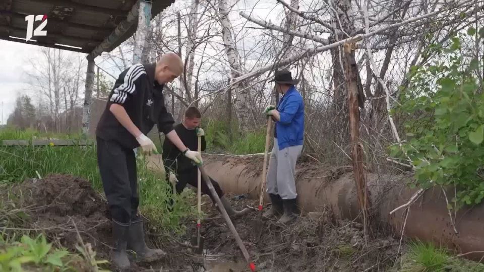 В Осташково продолжают отводить воду с подтопленных дачных участков
