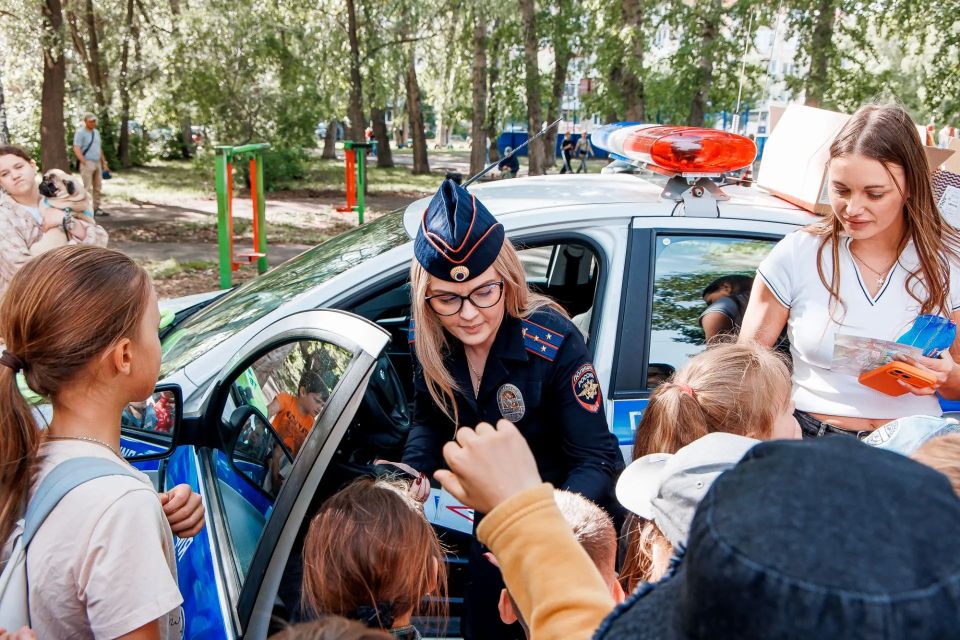 День защиты детей в сквере имени воина-интернационалиста Бориса Суворова на улице 21-й Амурской запомнился не только веселым концертом и конкурсами: всеобщее внимание привлек появившийся на площадке патрульный автомобиль... День защиты детей в сквере имени воина-интернационалиста Бориса Суворова на улице 21-й Амурской запомнился не только веселым концертом и конкурсами: всеобщее внимание привлек появившийся на площадке патрульный автомобиль...