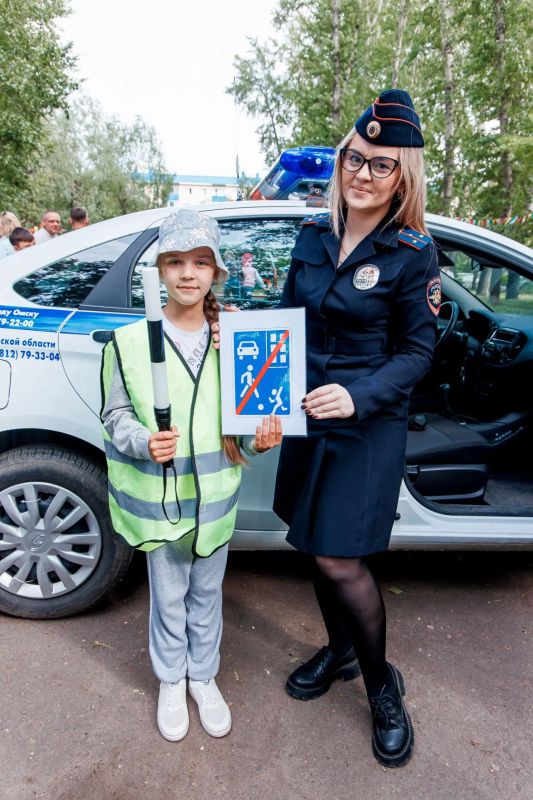 День защиты детей в сквере имени воина-интернационалиста Бориса Суворова на улице 21-й Амурской запомнился не только веселым концертом и конкурсами: всеобщее внимание привлек появившийся на площадке патрульный автомобиль... День защиты детей в сквере имени воина-интернационалиста Бориса Суворова на улице 21-й Амурской запомнился не только веселым концертом и конкурсами: всеобщее внимание привлек появившийся на площадке патрульный автомобиль...