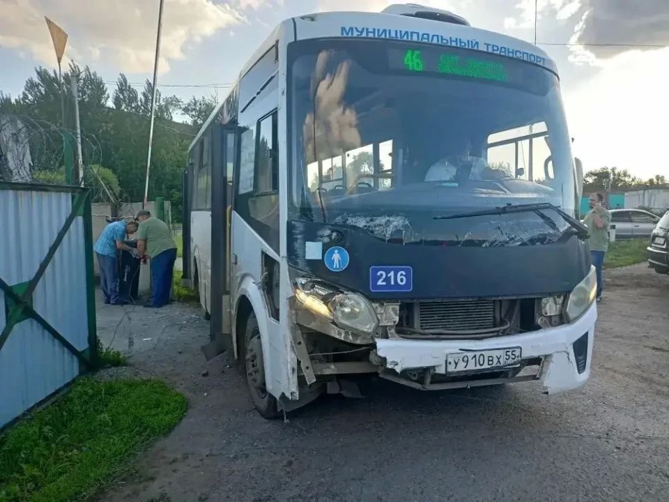 В Омске автобус врезался в несколько машин после того, как водителю стало плохо