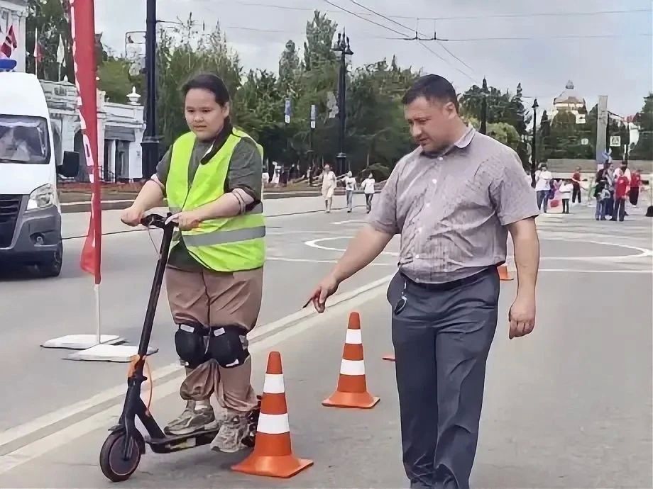 В Омске в рамках работы школы «Безопасность в движении» прошли мастер-классы, направленные на формирование культуры безопасного поведения на дорогах среди детей В Омске в рамках работы школы «Безопасность в движении» прошли мастер-классы, направленные на формирование культуры безопасного поведения на дорогах среди детей