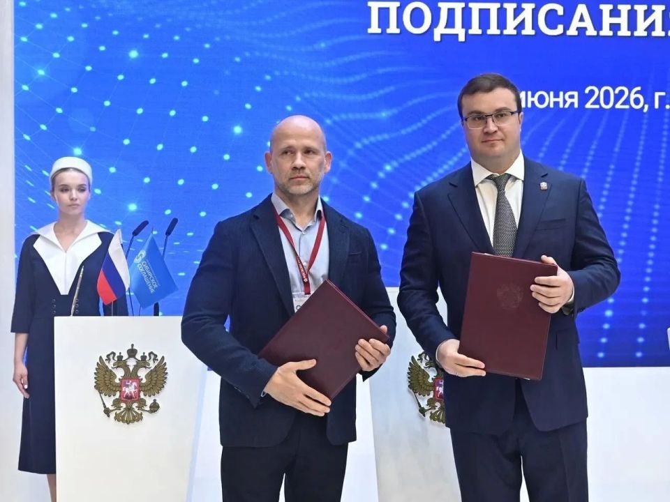Виталий Хоценко подписал на ПМЭФ соглашение о строительстве в Омске спорткомплекса с падел-кортами