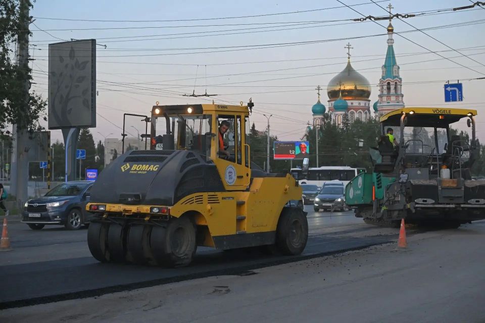 В Омске этой ночью положат слой дорожного полотна на Красном пути