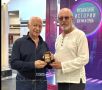 В Омске - Культурной столице России-2026 - во время фестиваля «Владимир Спиваков представляет» выдающемуся российскому дирижёру известный микромириаиюрист Анатолий Коненко подарил подарил самую маленькую дирижерскую палочку...