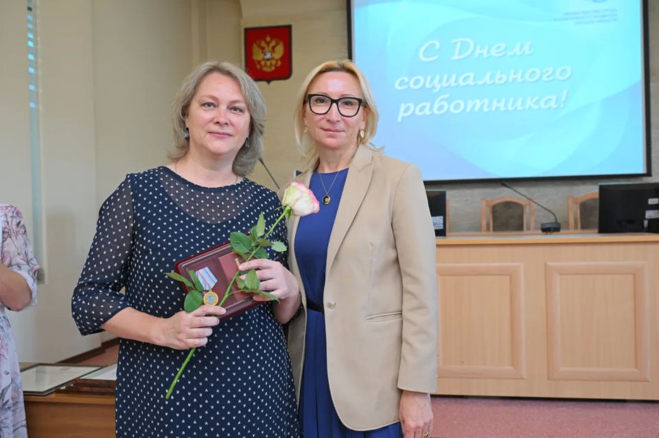 В Минтруде Омской области наградили специалистов ко Дню социального работника В Минтруде Омской области наградили специалистов ко Дню социального работника